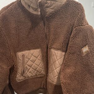 ALO Yoga Quilted Pocket Sherpa Jacket in Brown